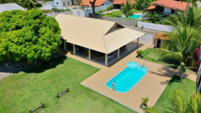 Casa com 3 quartos e piscina a 100m da praia